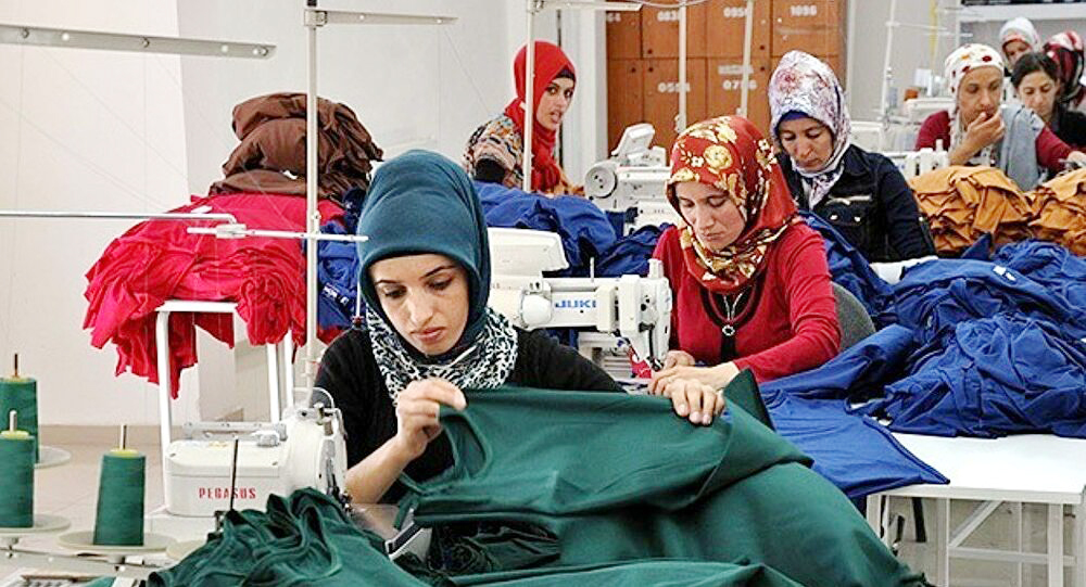Zor şartlar altında fabrikalarda çalışan kadın işçiler; Başka çaremiz yok!