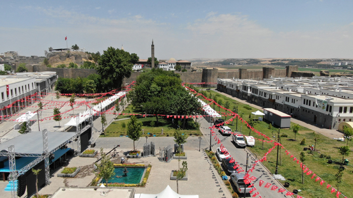 Diyarbakır Kurşunlu Meydanı 15 Temmuz etkinlikleri için hazır