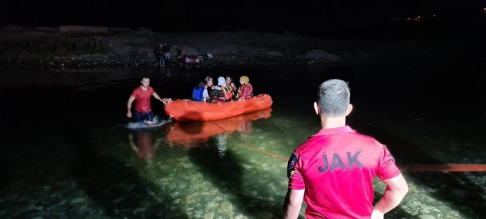 Dicle Nehri kıyısında mahsur kalan 21 kişi kurtarıldı
