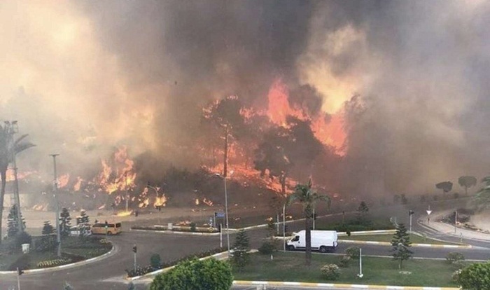 Manavgat’taki yangın sürüyor; ölü sayısı 3’e yükseldi, köyler boşaltıldı