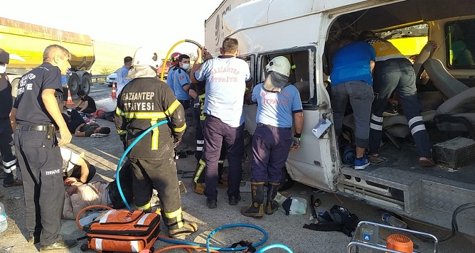 TIR, tarım işçilerini taşıyan minibüse çarptı: 4 ölü, 18 yaralı