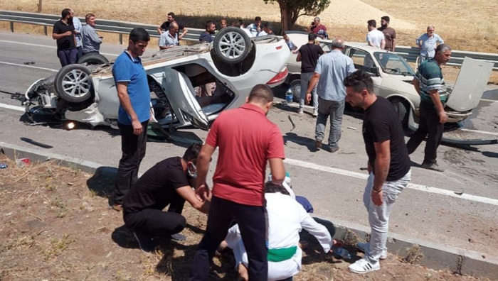Video Haber - İki otomobil kafa kafaya çarpıştı: 8 yaralı