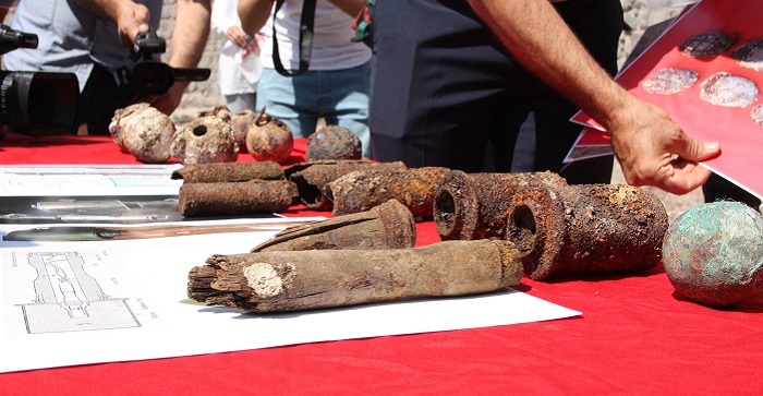 Amida Höyük’te bulunan el bombaları inceleniyor