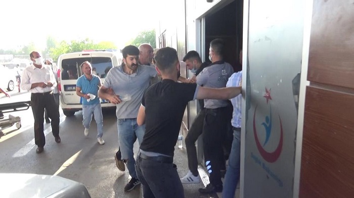 Diyarbakır'da 6 kişinin yaralandığı kavga acil serviste de devam etti: 8 yaralı