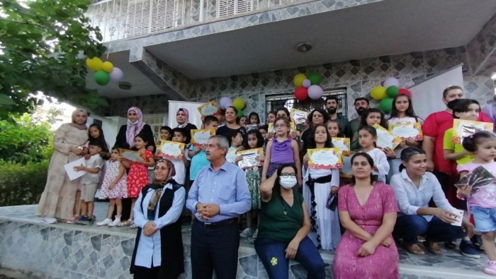 MED-DER Diyarbakır'da Kürtçe eğitimini bitiren çocuklara sertifika dağıttı