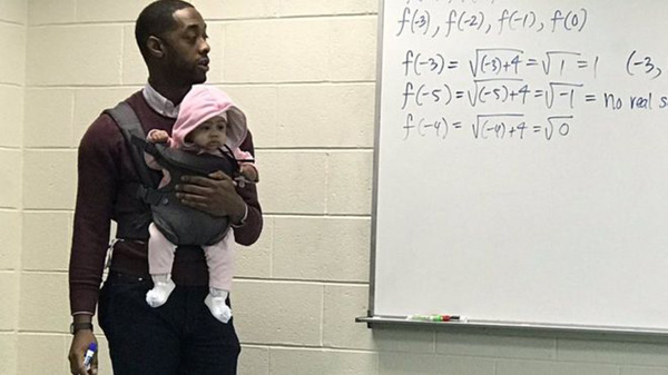 Ders süresince öğrencisinin bebeğini taşıdı