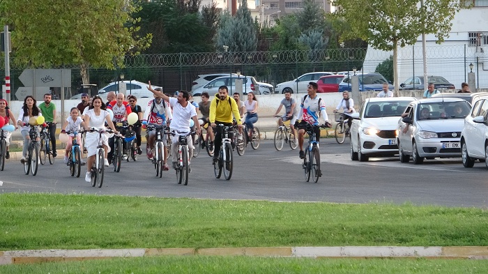 Diyarbakırlı gelin damat bisikletlerle konvoy yaptı