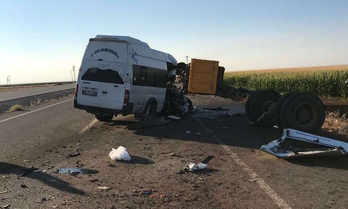 Kamyon ile minibüs çarpıştı: Bir ölü, 2’si ağır 15 yaralı