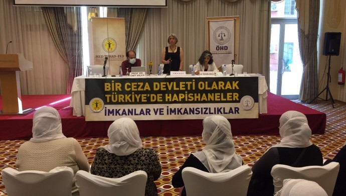 Türkiye'deki cezaevleri tartışılıyor