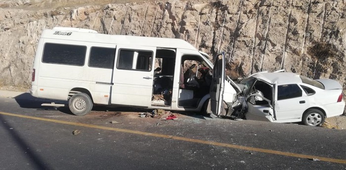 Tarım işçilerini taşıyan minibüs otomobille çarpıştı: Bir ölü 17 yaralı