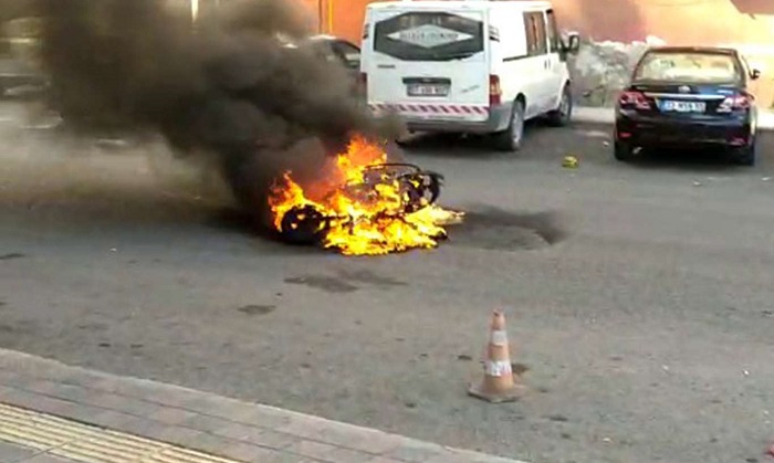 Video Haber - Aracına işlem yapılmasını istemeyen sürücü motosikletini ateşe verdi