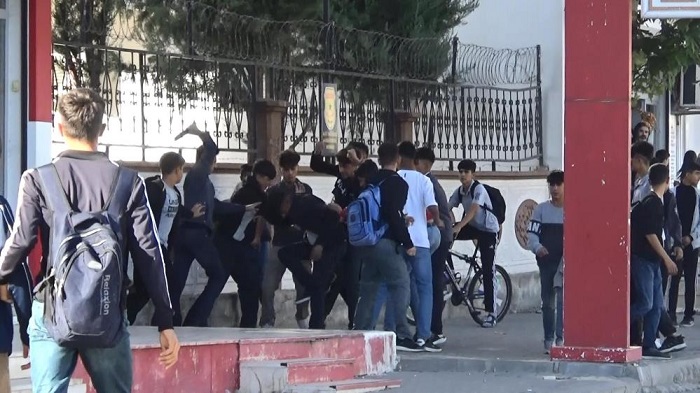 Diyarbakır’da okul önünde öğrenciler kavga etti: 2 yaralı