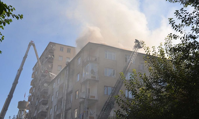 Video Haber: Diyarbakır’da çatı katında çıkan yangın paniğe neden oldu