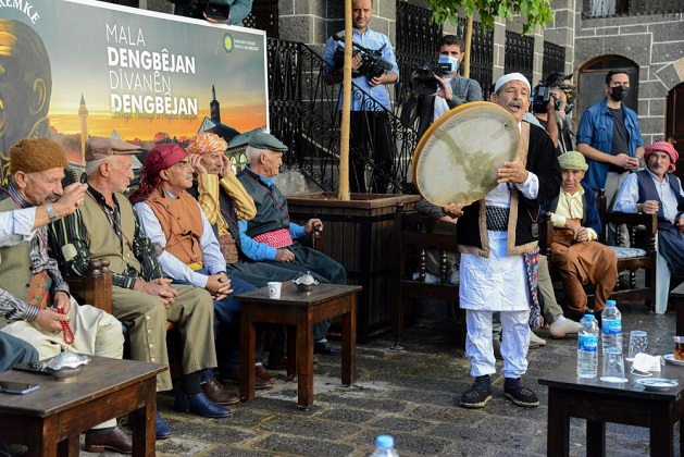 Diyarbakır’da ilginç buluşma; Piyano eşliğinde Kürtçe uzun hava
