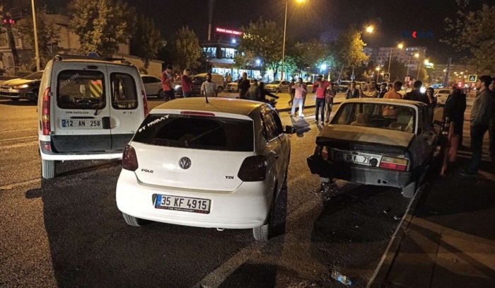 Diyarbakır'da kontrolünü kaybeden araç park halindeki araçlara çarptı