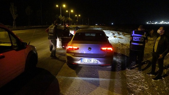 Diyarbakır’da uyuşturucu ve alkol kullanma mekanı haline gelen caddede “süpürme” uygulaması