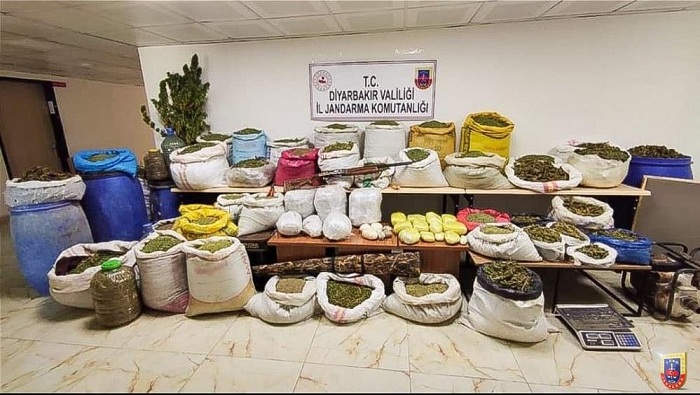 Diyarbakır'da 1 ton 817 kilogram esrar ele geçirildi