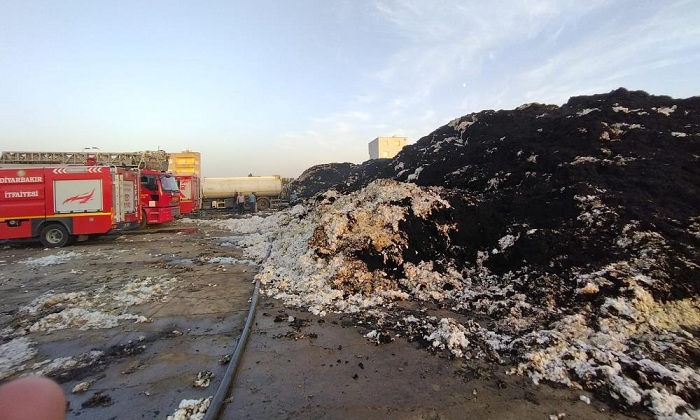 Bismil’de pamuk fabrikasında yangın çıktı: 2,5 ton pamuk kül oldu