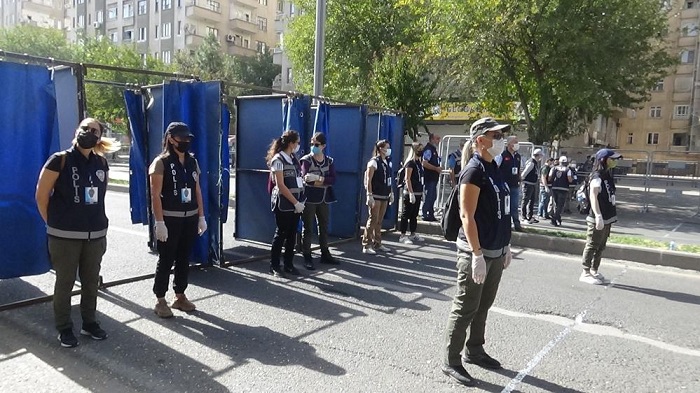 Kadın polisler, mitinge katılan kadınları aradı, HES kodlarına baktı