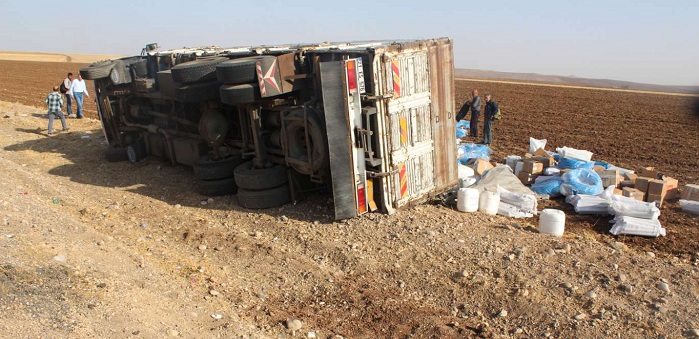 Diyarbakır’da inşaat malzemesi taşıyan kamyon devrildi: 1 yaralı