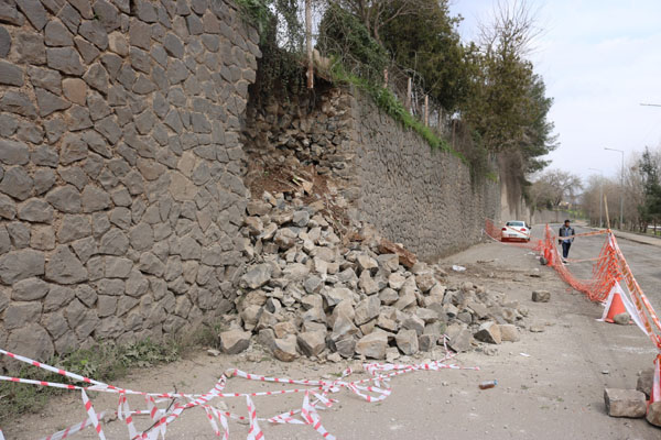 Diyarbakır'da istinat duvarı çöktü