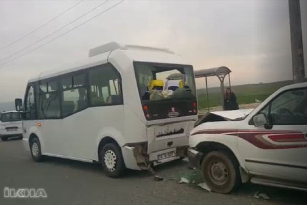 Yolcu minibüsü ile kamyonet çarpıştı: 2 yaralı