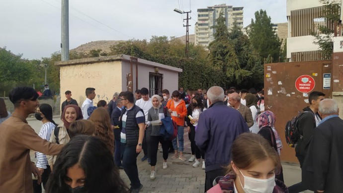HDP’li gençler Silvan'da bağımlılığa karşı broşür dağıttı