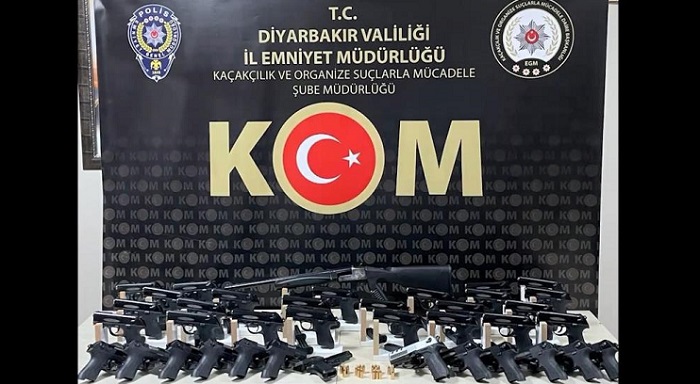 Diyarbakır'da otomobilin bagajında 37 adet ruhsatsız tabanca ele geçirildi: 1 gözaltı