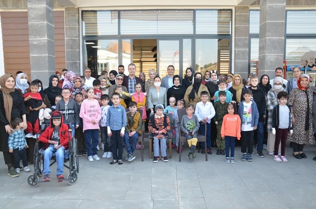 Diyarbakır Büyükşehir Belediyesi, kelebek hastaları ile yemekte bir araya geldi