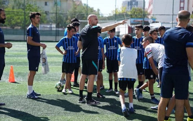 Diyarbakırlı genç futbolcular Sivas’ta beğeni topladı