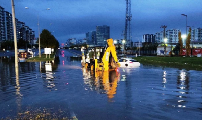 Diyarbakır'da sağanak yağış; Yollar göle döndü, araçlar mahsur kaldı