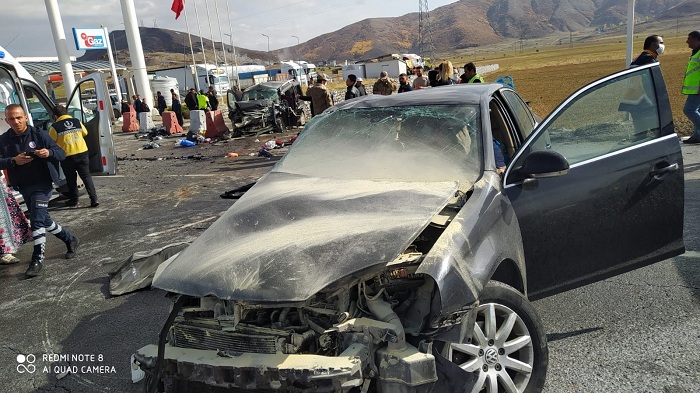 Bitlis'te otomobil ile kamyonet çarpıştı: 2 ölü 6 yaralı