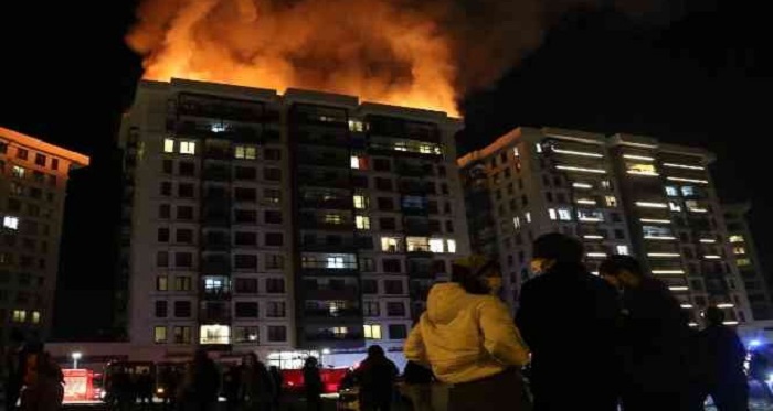 İşten çıkarılan görevli binayı ateşe verdi; yangın söndürme sisteminin vanalarını kapattı