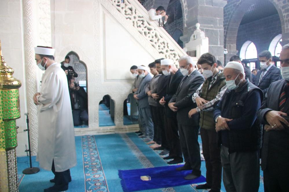 Diyarbakır’da Sezai Karakoç için gıyabi cenaze namazı kılındı