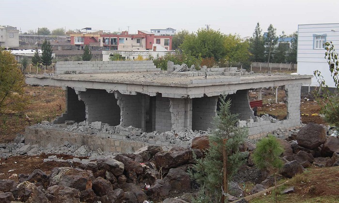 Diyarbakır'da 'kaçak yapı' olduğu gerekçesiyle bazı evler yıkıldı