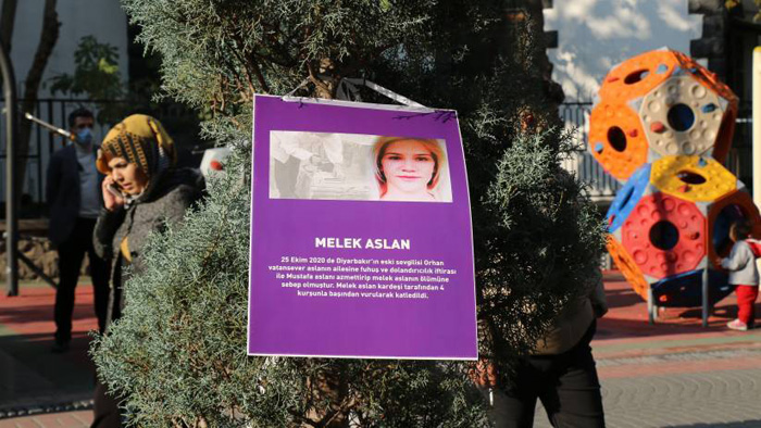 Öldürülen kadınların fotoğrafları ağaçlara asıldı