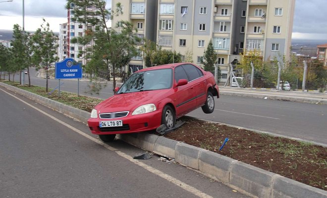 Video Haber - Diyarbakır’da direksiyon hakimiyetini kaybeden otomobil refüje çarptı