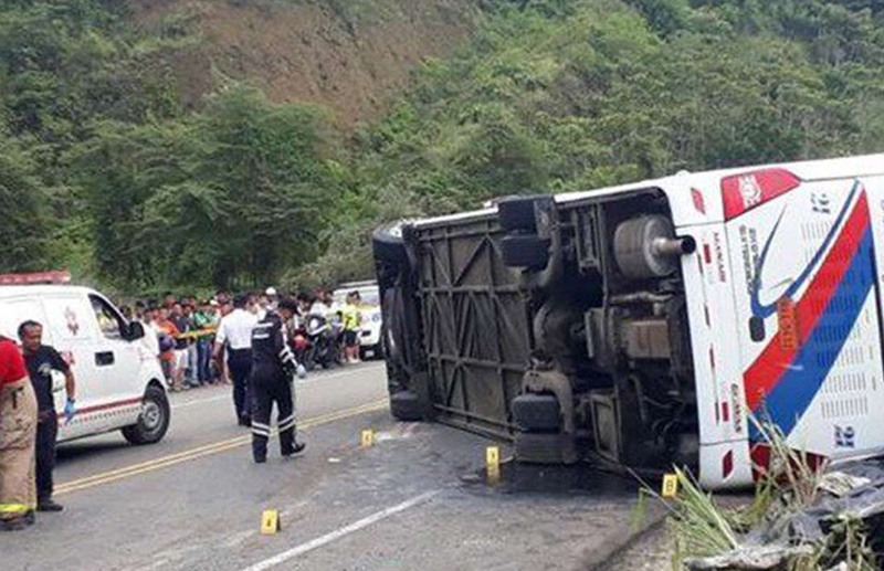 Yolcu otobüsü devrildi: 18 ölü, 25 yaralı