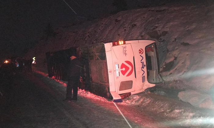 Yolcu otobüsü devrildi: 6 ölü, çok sayıda yaralı