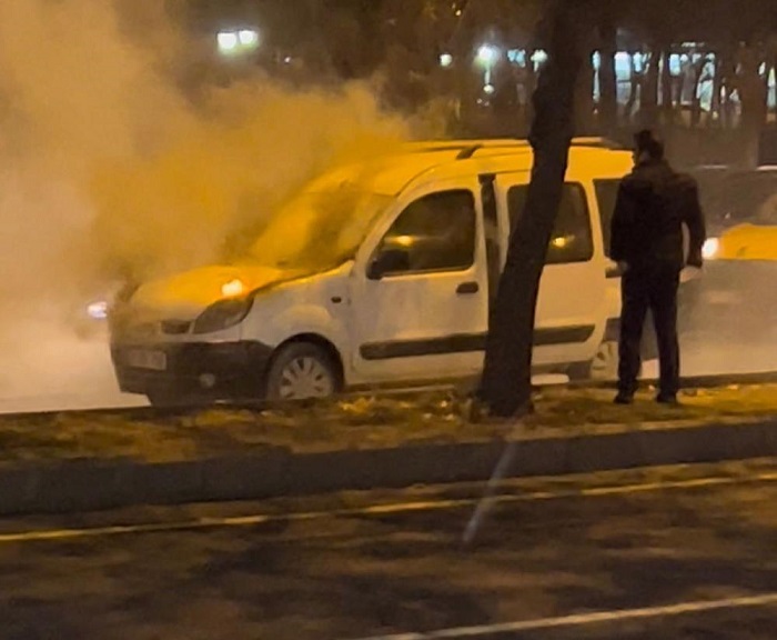 Diyarbakır’da park halindeki hafif ticari araç yandı