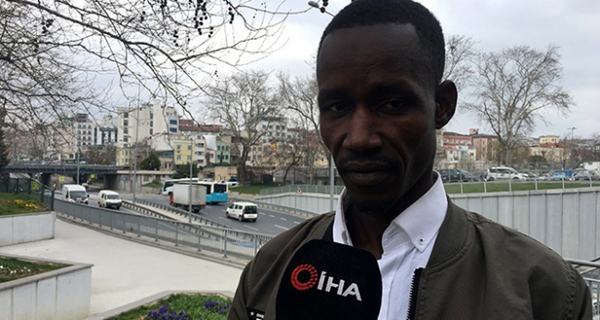 Taksiciden Senegalli turiste “Camii bombalamaya mı geldin” sorusu