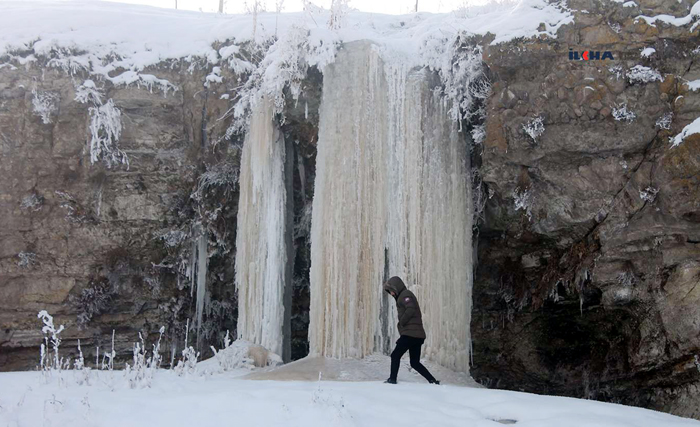 VİDEO HABER - Termometreler eksi 26’yı gösterdi: 5 metrelik buz sarkıtları oluştu