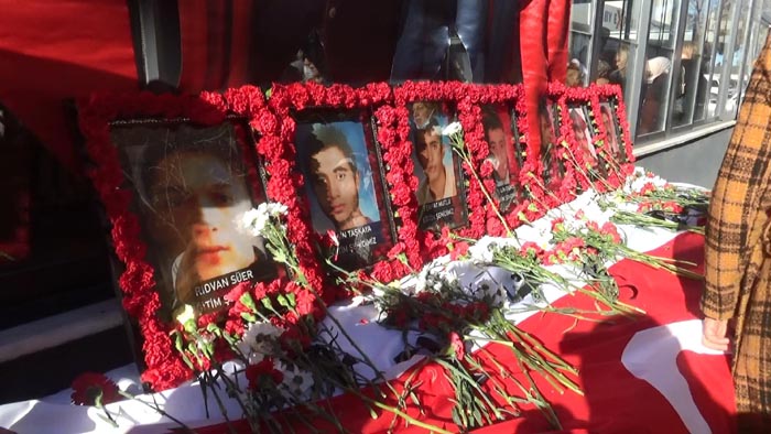Diyarbakır'da dershane önündeki bombalı saldırıda yaşamını yitirenler anıldı