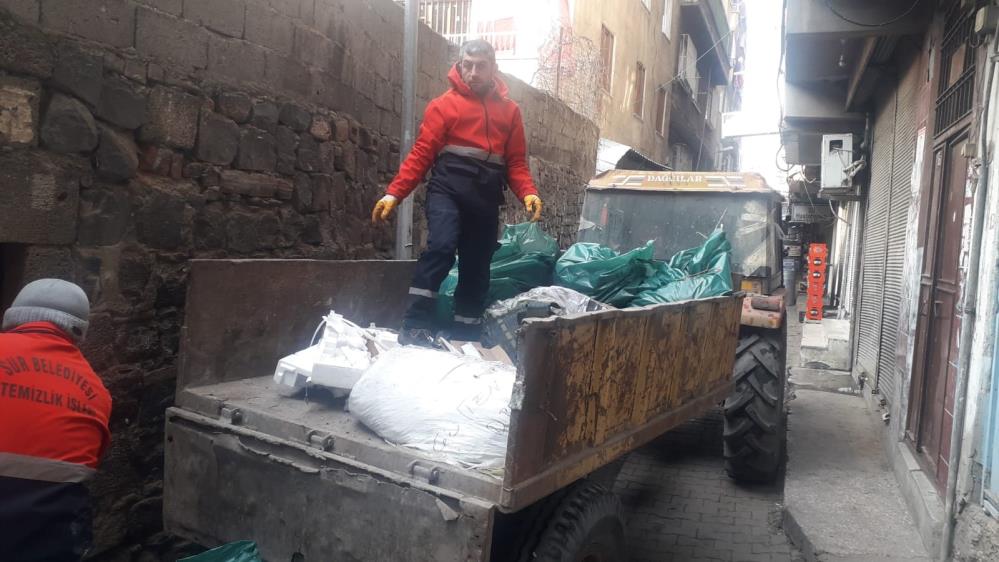 Diyarbakır'da temizlenen evin avlusundan bir römork dolusu çöp çıktı