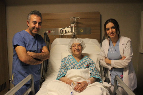 112 yaşındaki hasta, kapalı ameliyatla böbrek taşından kurtuldu