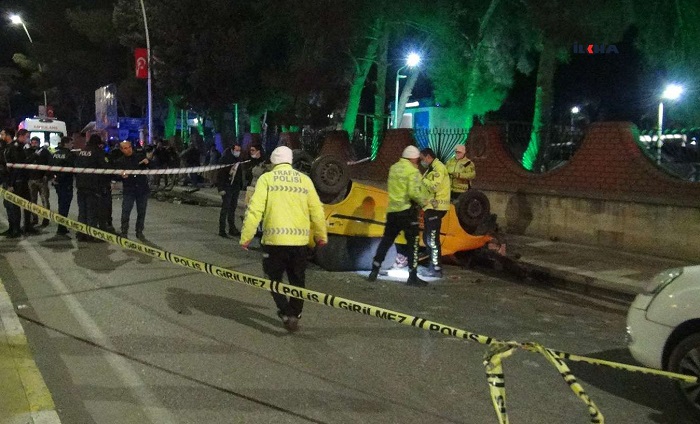 Ticari taksi karşı yönden gelen 2 araca çarptı: 1 ölü 6 yaralı