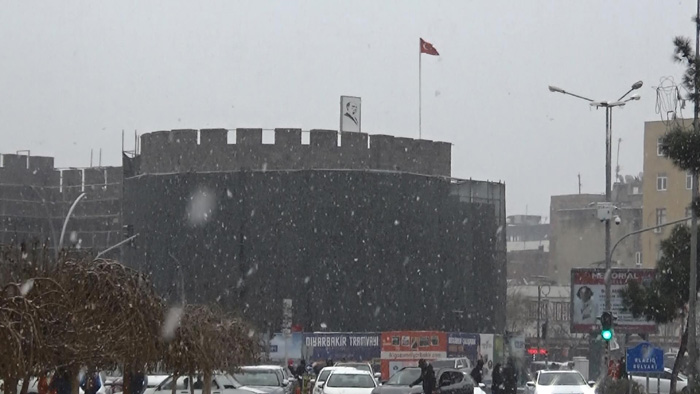 Diyarbakır’da beklenen kar yağışı başladı