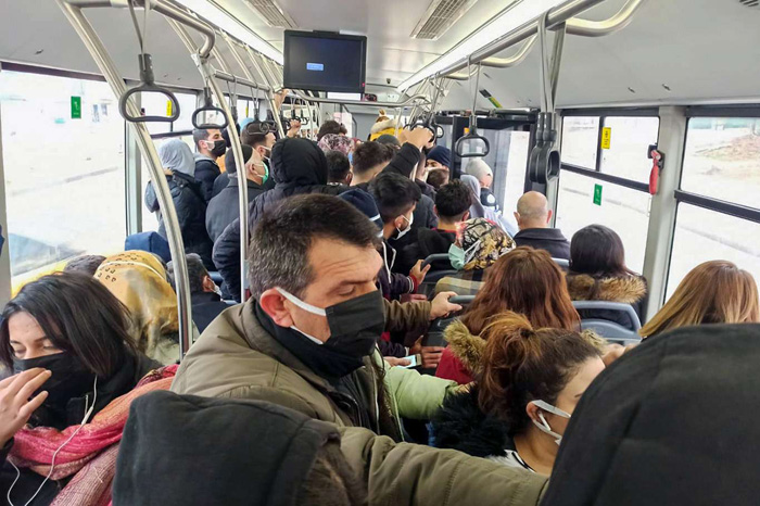 Toplu taşıma araçlarındaki yoğunluk tepki çekiyor