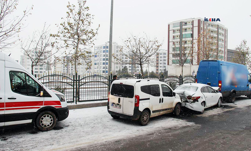 VİDEO HABER - Diyarbakır'da zincirleme trafik kazası: 2 yaralı