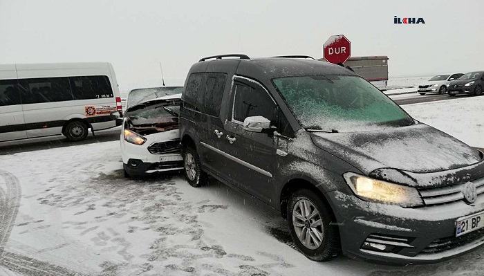 Kaygan yollar kazalara neden oldu, Trafikte uzun kuyruklar oluştu